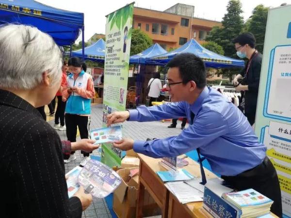 几个陌生人进村，一天认了8个干爹干妈