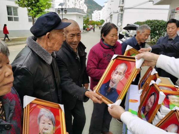 为2000多老人拍“遗照”?网友:这是“最美照”! 为2000多老人拍“遗照”?网友:这是“最美照”!