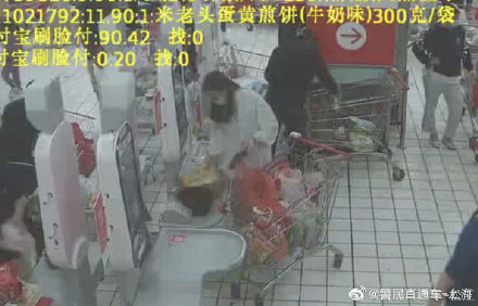 自助结账有猫腻 女子因盗窃被拘 自助结账有猫腻 女子因盗窃被拘