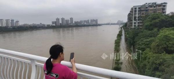 今年首次！超警洪水过境柳州，滨江西路被淹！水位还在上涨