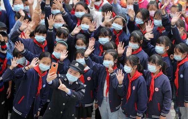 “校长妈妈”和她的259个“留守娃” “校长妈妈”和她的259个“留守娃”