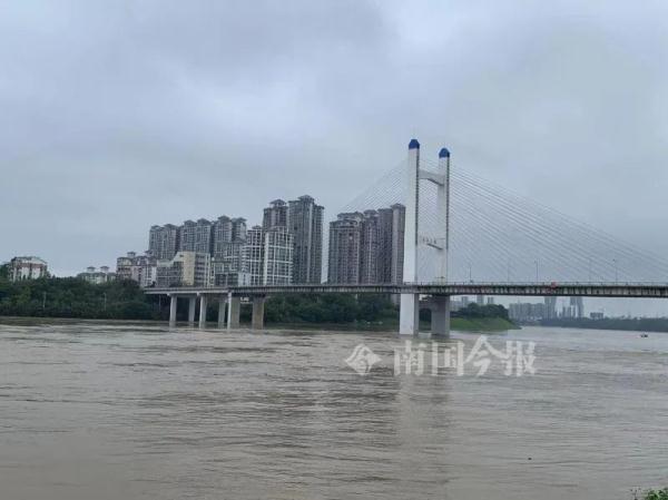 今年首次！超警洪水过境柳州，滨江西路被淹！水位还在上涨