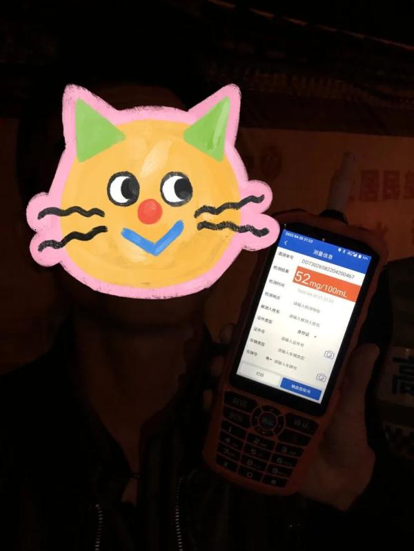 为逃避交警查车，一司机快速倒车掉头，却意外翻车……