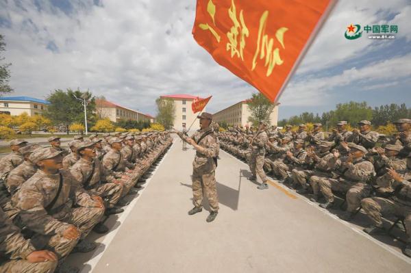 火箭军某基地训练团新兵训练:新兵党员,训练场上当标杆