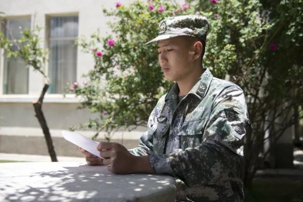 惊，歹徒当街持刀行凶！ 勇，人民子弟兵空手夺刃！