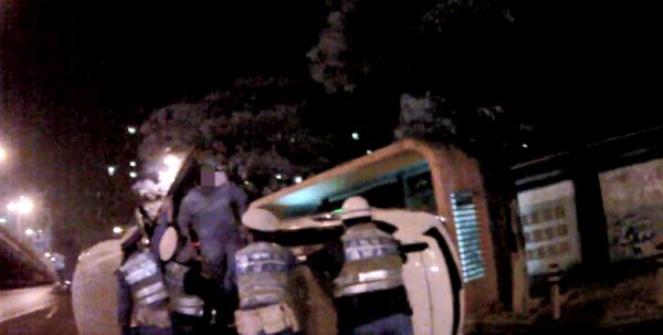 为逃避交警查车，一司机快速倒车掉头，却意外翻车……