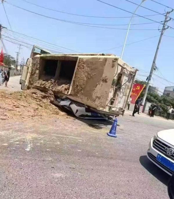 又是侧翻！与大货车有哪些“相处之道”？