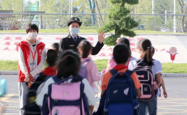 “校长妈妈”和她的259个“留守娃” “校长妈妈”和她的259个“留守娃”