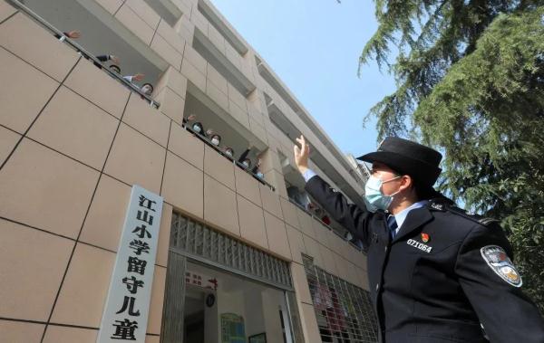 “校长妈妈”和她的259个“留守娃” “校长妈妈”和她的259个“留守娃”