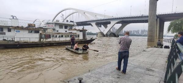 今年首次！超警洪水过境柳州，滨江西路被淹！水位还在上涨