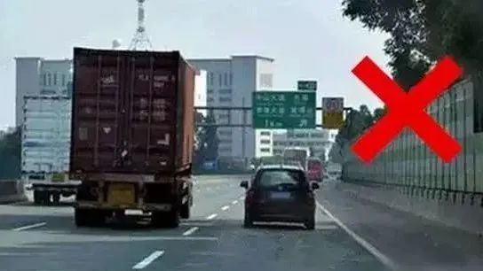 又是侧翻！与大货车有哪些“相处之道”？