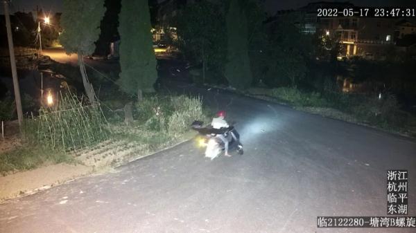 三更半夜偷偷去…杭州这个身材苗条的“红裙女子”被抓！