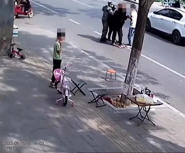 惊，歹徒当街持刀行凶！ 勇，人民子弟兵空手夺刃！