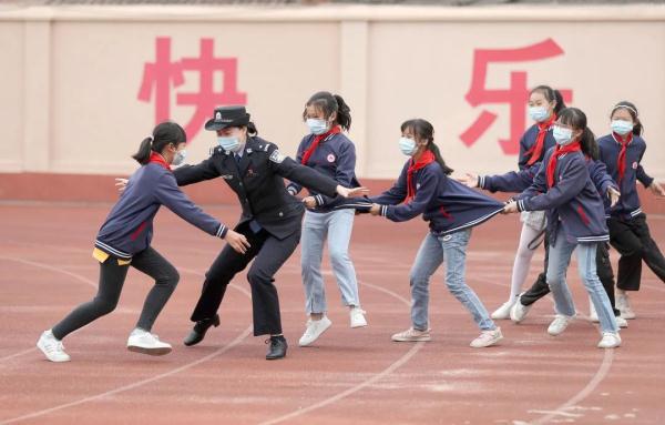 “校长妈妈”和她的259个“留守娃” “校长妈妈”和她的259个“留守娃”