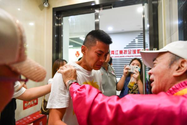 大连队或递补参加中超，足协开临时转会窗解决重庆球员就业