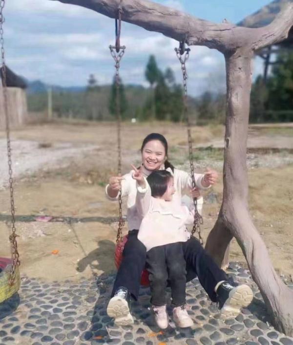 90后姑娘扎根大山传播农技知识