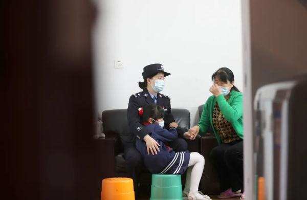 “校长妈妈”和她的259个“留守娃” “校长妈妈”和她的259个“留守娃”