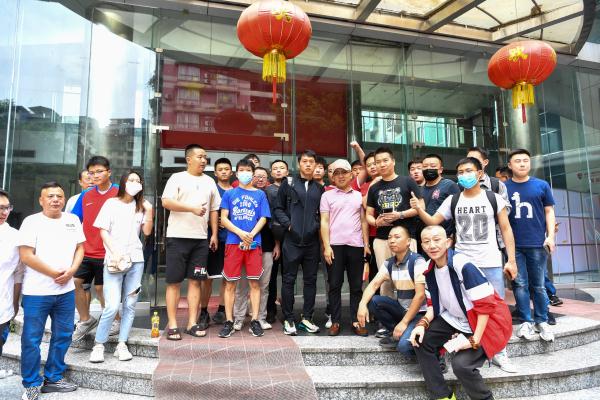 大连队或递补参加中超，足协开临时转会窗解决重庆球员就业