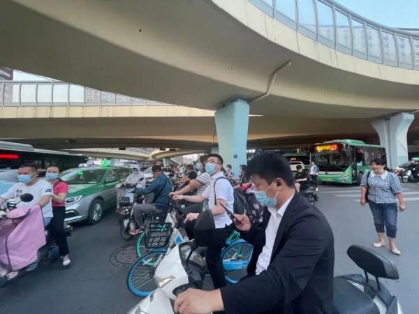 在郑州，戴耳机骑电动车违法吗？交警回应！