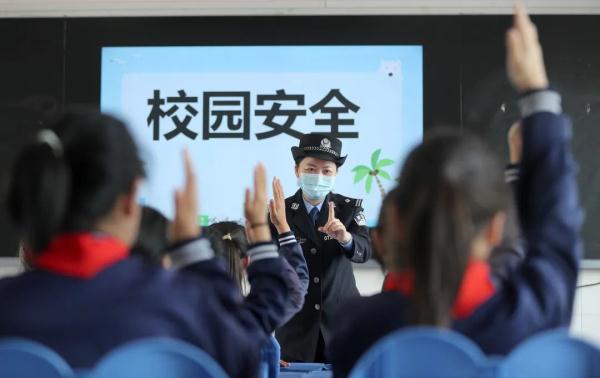 “校长妈妈”和她的259个“留守娃” “校长妈妈”和她的259个“留守娃”