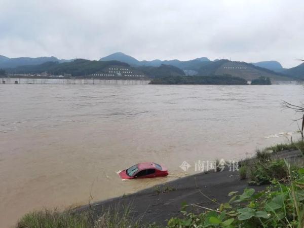 男子开车去红花水电站钓鱼，一觉睡醒，车子差点被冲走！