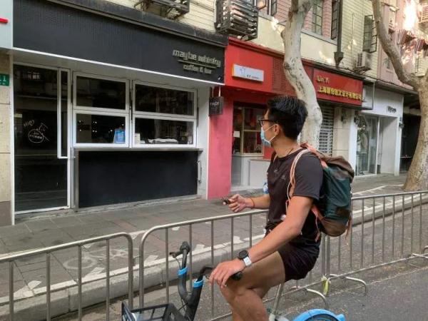 在上海送外卖的脱口秀演员,每天都去喂延庆路面馆18岁的老猫 在上海送外卖的脱口秀演员,每天都去喂延庆路面馆18岁的老猫