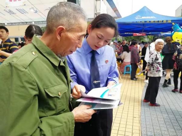 几个陌生人进村，一天认了8个干爹干妈