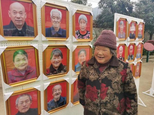 为2000多老人拍“遗照”?网友:这是“最美照”! 为2000多老人拍“遗照”?网友:这是“最美照”!