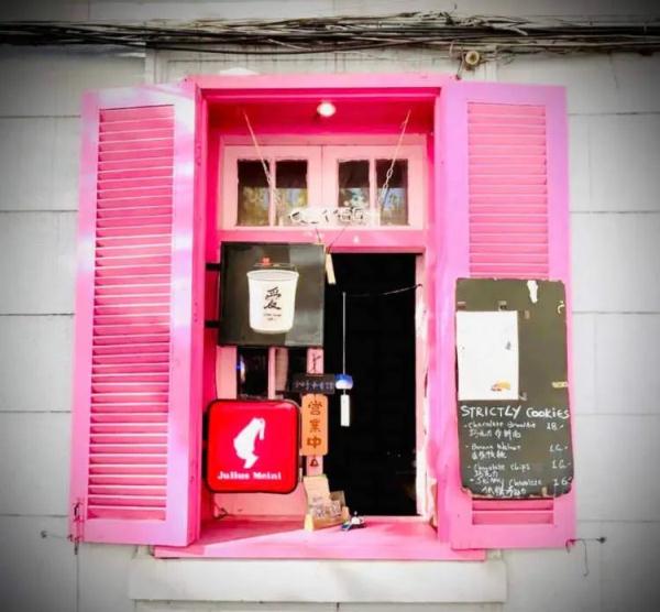 在上海送外卖的脱口秀演员,每天都去喂延庆路面馆18岁的老猫 在上海送外卖的脱口秀演员,每天都去喂延庆路面馆18岁的老猫