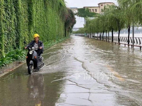今年首次！超警洪水过境柳州，滨江西路被淹！水位还在上涨