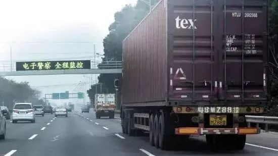 又是侧翻！与大货车有哪些“相处之道”？
