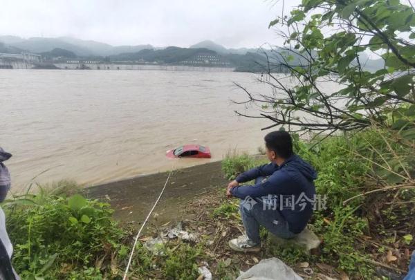 男子开车去红花水电站钓鱼，一觉睡醒，车子差点被冲走！