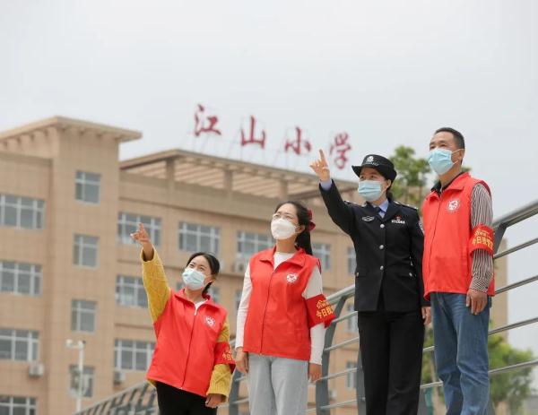 “校长妈妈”和她的259个“留守娃” “校长妈妈”和她的259个“留守娃”