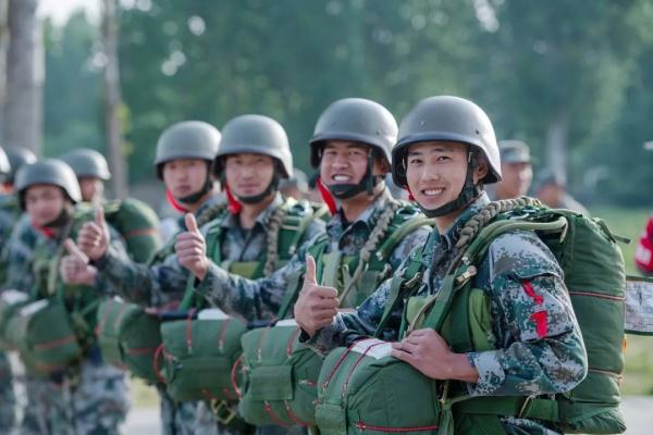 惊，歹徒当街持刀行凶！ 勇，人民子弟兵空手夺刃！