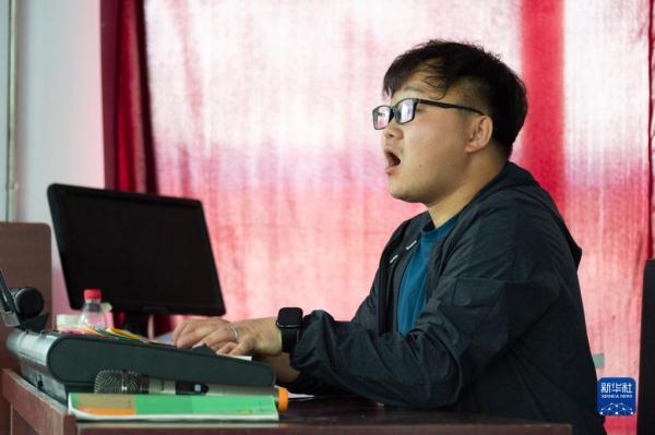 在东北乡村,他们上演现实版“放牛班的春天” 在东北乡村,他们上演现实版“放牛班的春天”