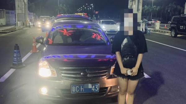 神奇！黑衣女子开车下高速进下栅，一分钟后秒变白衣！