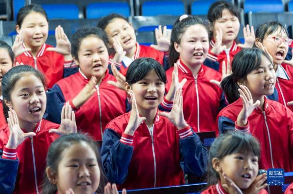 在东北乡村,他们上演现实版“放牛班的春天” 在东北乡村,他们上演现实版“放牛班的春天”