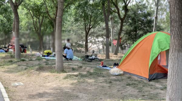 在北京河边绿地扎堆露营、烧烤…这样聚集有风险！