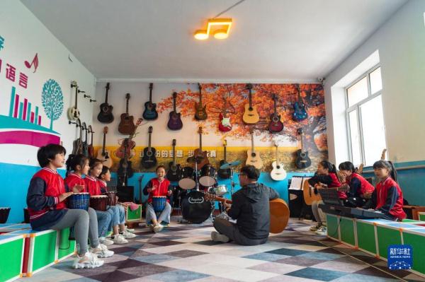 在东北乡村,他们上演现实版“放牛班的春天” 在东北乡村,他们上演现实版“放牛班的春天”