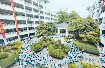 海南中学三亚学校有一种祝福叫喊楼