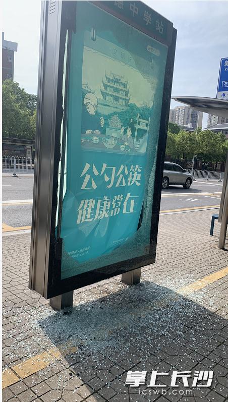 公交站牌玻璃炸裂致候车学生受伤，谁来担责？