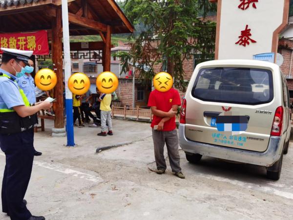 What？一名幼儿竟手握方向盘开车？？