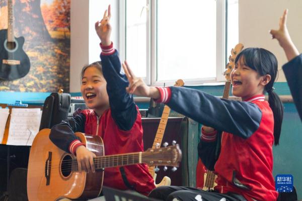 在东北乡村,他们上演现实版“放牛班的春天” 在东北乡村,他们上演现实版“放牛班的春天”