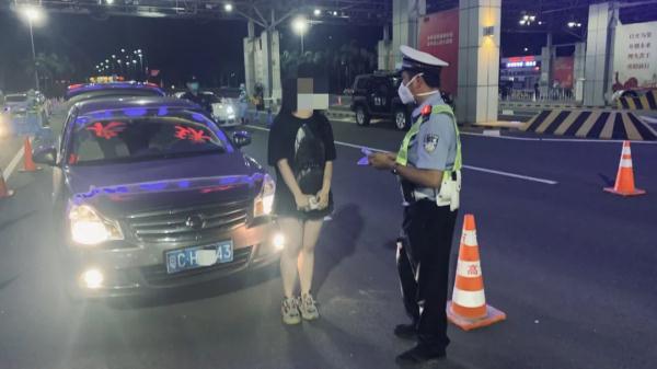 神奇！黑衣女子开车下高速进下栅，一分钟后秒变白衣！