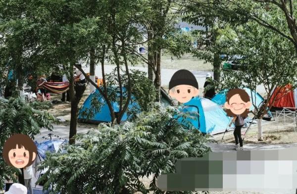 在北京河边绿地扎堆露营、烧烤…这样聚集有风险！