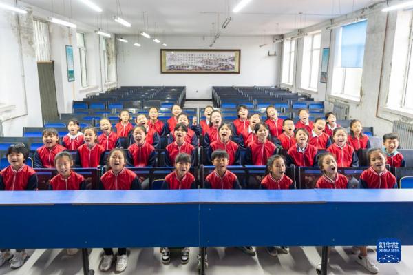 在东北乡村,他们上演现实版“放牛班的春天” 在东北乡村,他们上演现实版“放牛班的春天”