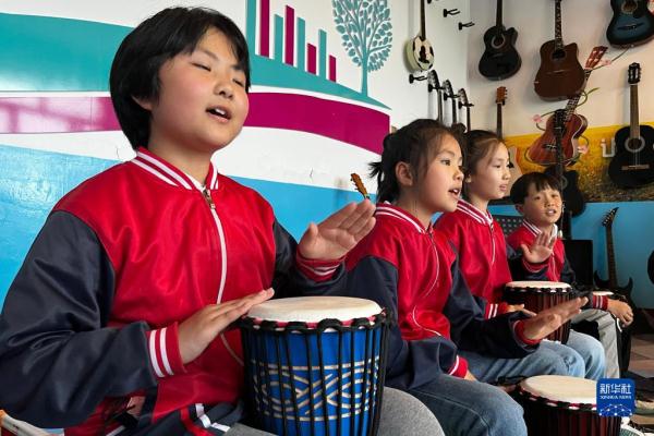 在东北乡村,他们上演现实版“放牛班的春天” 在东北乡村,他们上演现实版“放牛班的春天”