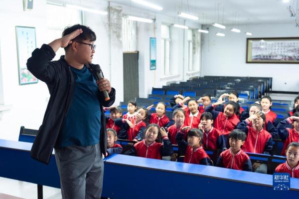 在东北乡村,他们上演现实版“放牛班的春天” 在东北乡村,他们上演现实版“放牛班的春天”