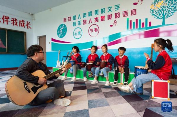 在东北乡村,他们上演现实版“放牛班的春天” 在东北乡村,他们上演现实版“放牛班的春天”