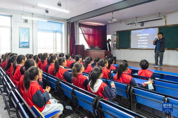 在东北乡村,他们上演现实版“放牛班的春天” 在东北乡村,他们上演现实版“放牛班的春天”